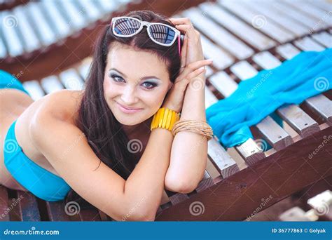 Sunbathing Girl Photos, Download The BEST Free Sunbathing。